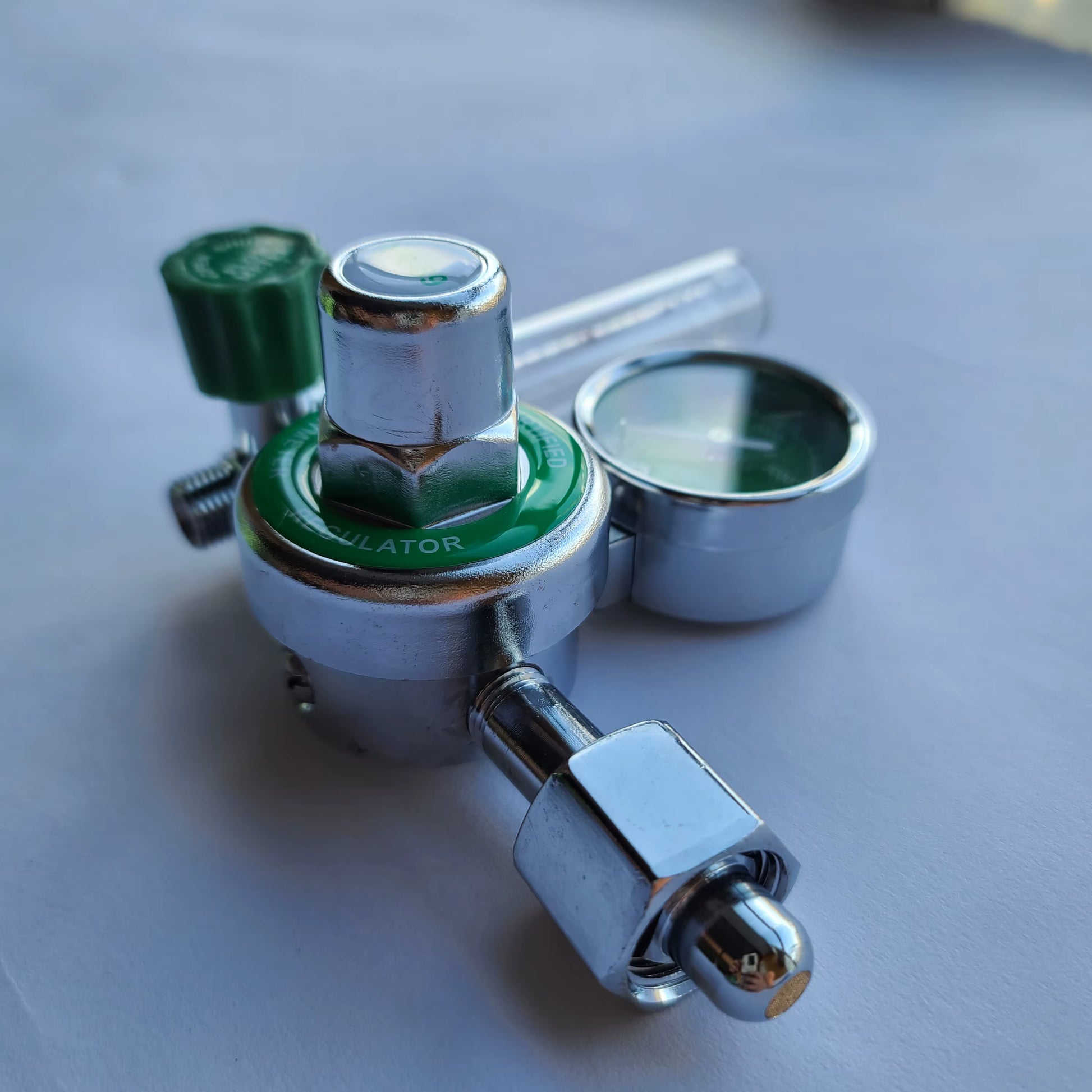 Kit de regulador de oxígeno medicinal CGA540 con flujómetro, manómetro y humidificador. Airprov